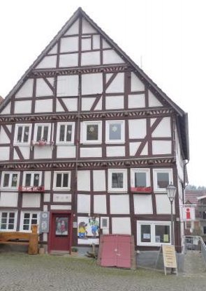 Zu sehen ist das Märchenhaus in Neukirchen, es ist ein Fachwerkhaus.