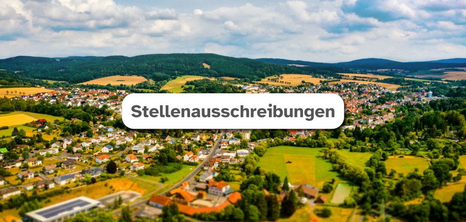 Luftaufnahme der Stadt Neukirchen im Hintergrund mit weißem Feld mittig in dem der Text "Stellenausschreibungen" zu lesen ist.